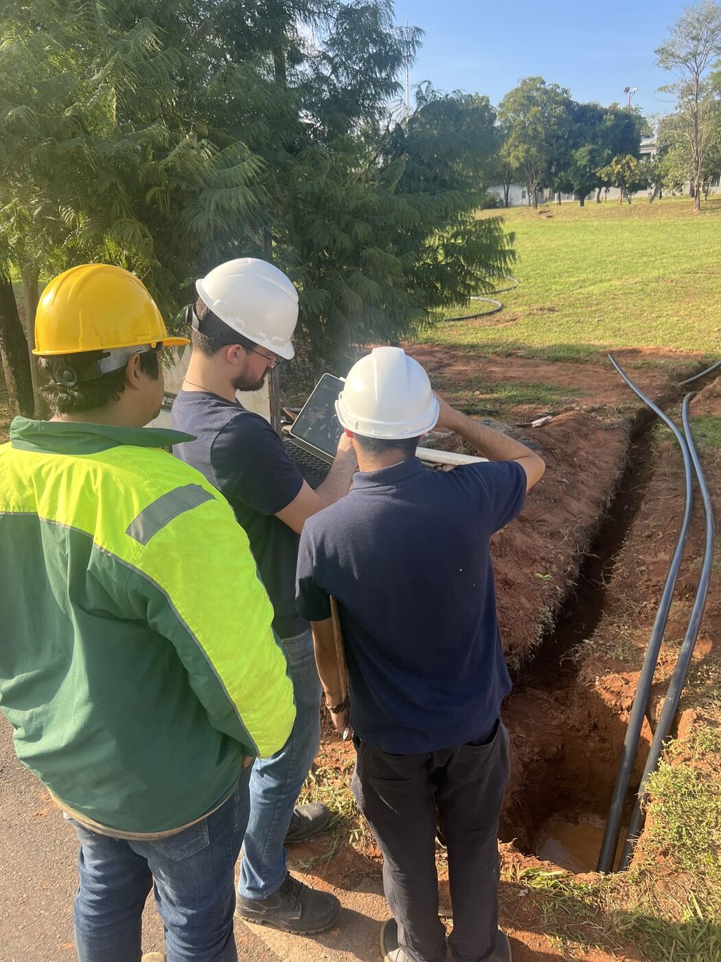 Equipo técnico de EDELSUR en obra en la planta de PETROPAR